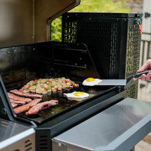 Load image into Gallery viewer, Masterbuilt® -Gravity Series 800 Griddle + Grill + Smoker
